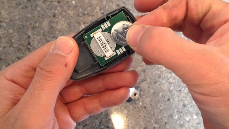 آشنایی با انواع ریموت درب پارکینگ 4 انواع-باتری-ریموت-درب-پارکینگ